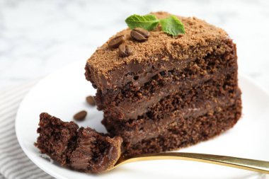 Kahve çekirdekli, nane ve çatallı lezzetli çikolatalı kek.