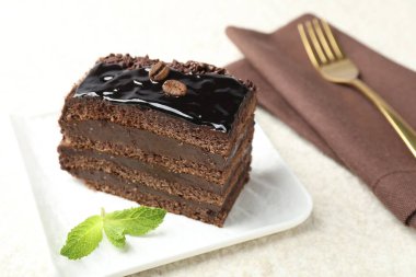 Nane ve çatalla servis edilen çikolatalı kek, yakın plan.