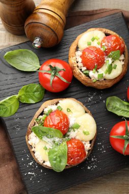 Tahta masada servis edilen lezzetli mantarlar, üst manzara.