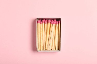 Pembe arkaplandaki kutuda eşleşmeler, üst görünümde