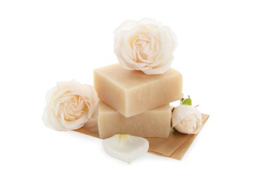 Aromatik sabun çubukları ve beyaza izole güller.