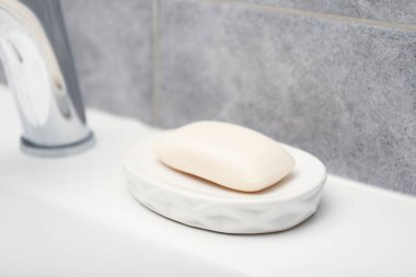 Lavabodaki sabun barı, yakın plan.