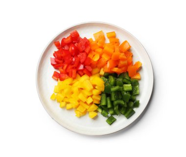 Beyaz, üst görünümde izole edilmiş renkli dolmalık biberler.