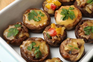 Pişirme kabında lezzetli mantarlar, yukarıda.