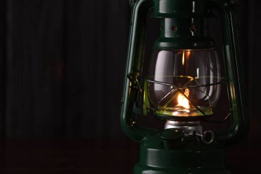 Ahşap masada eski tip gazyağı lambası, yakın plan. Metin için boşluk