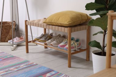 Koridordaki raflarda farklı ayakkabılar var.