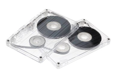 Beyazda izole edilmiş manyetik bantlı ses kasetleri