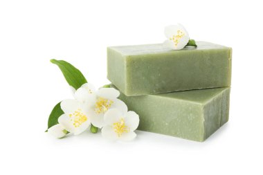Sabun barları ve yasemin çiçekleri beyazda izole edilmiş.