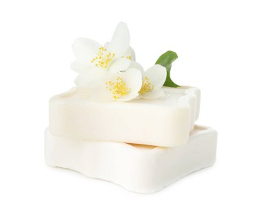 Sabun barları ve yasemin çiçekleri beyazda izole edilmiş.