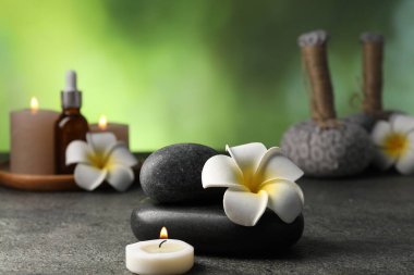 Gri masadaki spa taşlı kompozisyon, yakın plan.