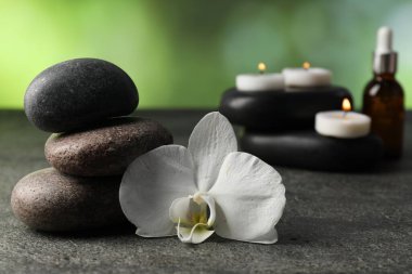 Gri masadaki spa taşlı kompozisyon, yakın plan.