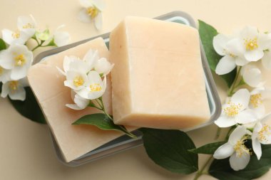 Bej arka planda sabun ve yasemin çiçekleri, düz yatış