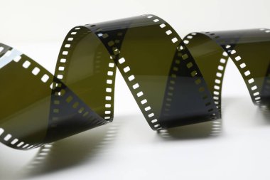 Beyaz arkaplanda fotoğraflı film şeridi