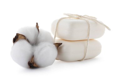 Bir yığın sabun çubuğu ve pamuk çiçeği beyaza izole edilmiş.