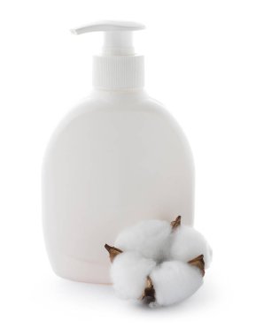 Bir şişe sıvı sabun ve pamuk çiçeği beyaza izole edilmiş.