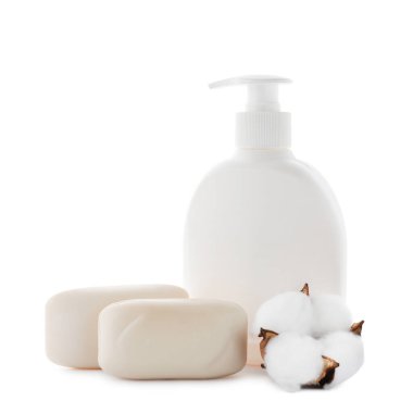 Sabun çubukları, bir şişe cilt ürünü ve beyaz üzerine izole edilmiş pamuk çiçeği.