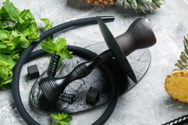 Nargile, kömür ve taze meyveler gri masada, yakın plan.