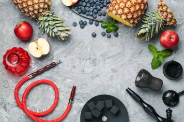 Nargile çerçevesi ve gri masada taze meyveler, düz. Metin için boşluk