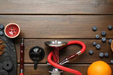 Düz kompozisyon, geleneksel nargile parçaları ahşap masa üzerinde, metin için boşluk