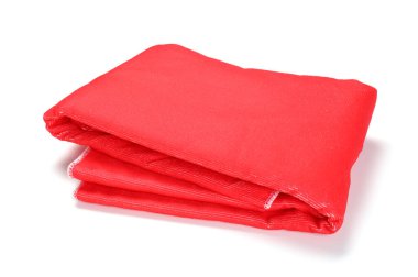 Bir katlanmış plaj havlusu beyaza izole edilmiş.