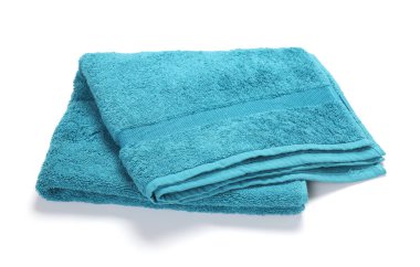 Bir kıvrılmış havlu beyaza izole edilmiş.