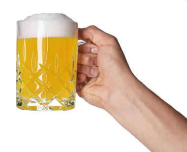 Beyaz arka planda cam bardak dolusu lezzetli birası olan adam, yakın plan.