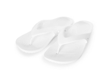 Beyazın üzerinde şık parmak arası terlikler. Plaj aksesuarı