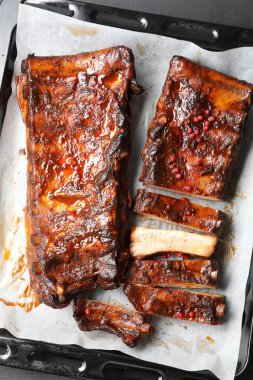 Gri masada nefis pirzola, üst manzara.