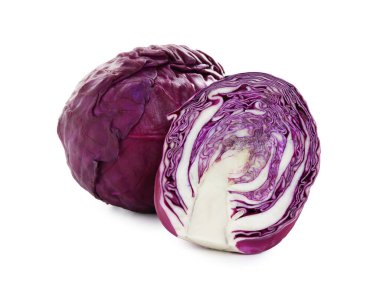 Taze kırmızı lahanaların tamamı beyaza izole edilmiş.