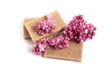 Sabun çubukları ve leylak çiçekleri izole edilmiş beyaz