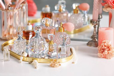 Tuvalet masasında farklı parfümler ve aksesuarlar.