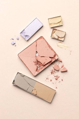 Bej arka planda güzel göz farı dolgu kapları, düz yatış