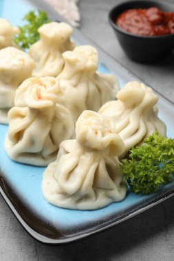 Gri masada servis edilen lezzetli khinkali, yakın plan.