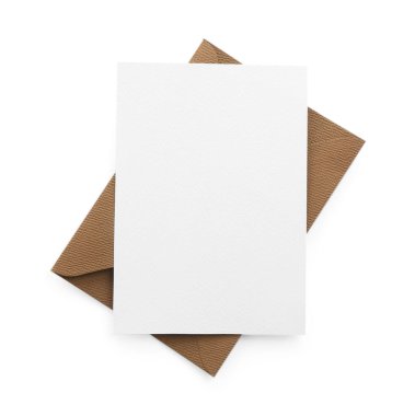 Boş davetiye kartı ve zarf beyaza izole edilmiş, üst manzara. Tasarım için boşluk