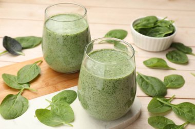 Lezzetli smoothie ve ıspanak yaprakları beyaz ahşap, yakın plan