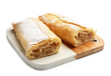 Beyaz üzerine izole edilmiş pudra şekerli lezzetli elmalı turtalar.