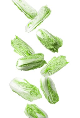 Beyaz arka plana düşen taze Çin lahanaları