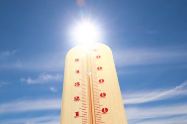 Güneşli bir günde mavi gökyüzüne karşı termometrede yüksek sıcaklık. Yaz havası