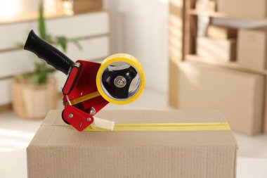 Kapalı alandaki karton kutuda yapıştırıcı bantlı şeker kutusu.