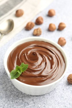 Lezzetli çikolata, nane şekeri ve fındıklı gri desenli masa.