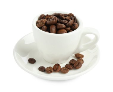 Beyaz üzerine izole edilmiş kavrulmuş kahve çekirdekli seramik fincan.