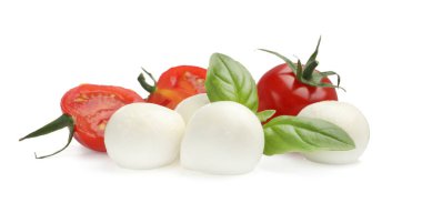 Lezzetli mozzarella peynir topları, domates ve fesleğen beyaza izole edilmiş.