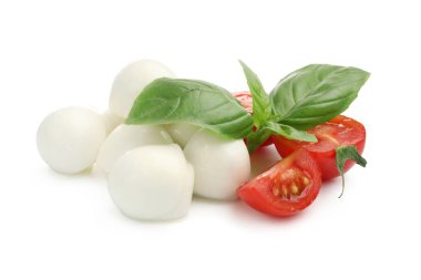 Lezzetli mozzarella peynir topları, domates ve fesleğen beyaza izole edilmiş.