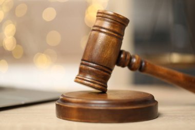 Ofisteki ahşap masada yargıç tokmağı, yakın plan. Bokeh etkisi