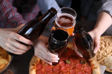 Gri masada bira ve atıştırmalık arkadaşlar, yakın plan.