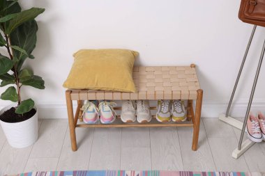 Koridordaki raflarda farklı ayakkabılar var.