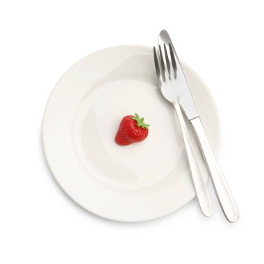 Beyaz üzerine izole edilmiş taze çilek ve çatal bıçak tabağı.