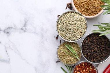 Beyaz mermer masada farklı aromatik baharatlar var. Metin için boşluk