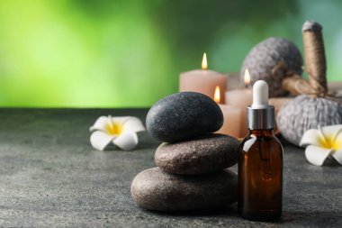Gri masadaki spa taşlı kompozisyon, yakın plan. Metin için boşluk