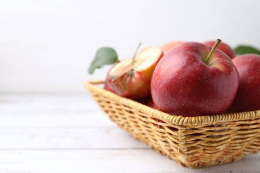 Şımarık elma ve güzel elmalar beyaz ahşap masada, yakın plan. Metin için boşluk